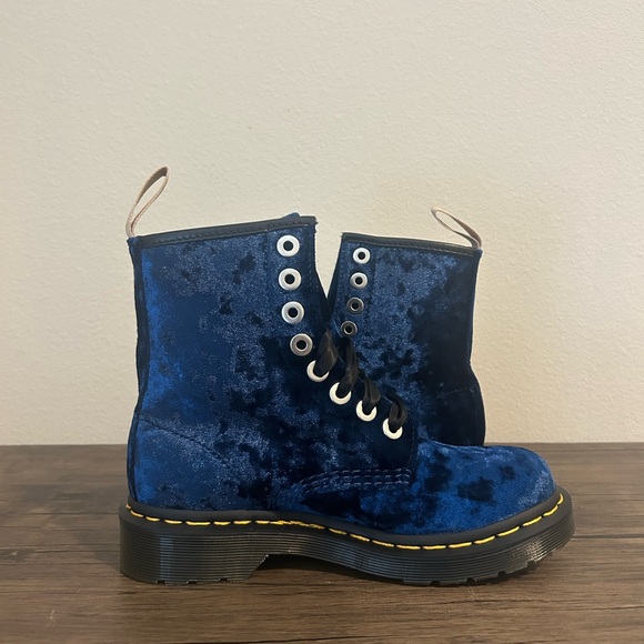 Dr. Martens VEGAN 1460 WOMEN'S CRUSHED VELVET LACE UP BOOTS BLUE SIZE 5 NEW - Picture 4 of 9